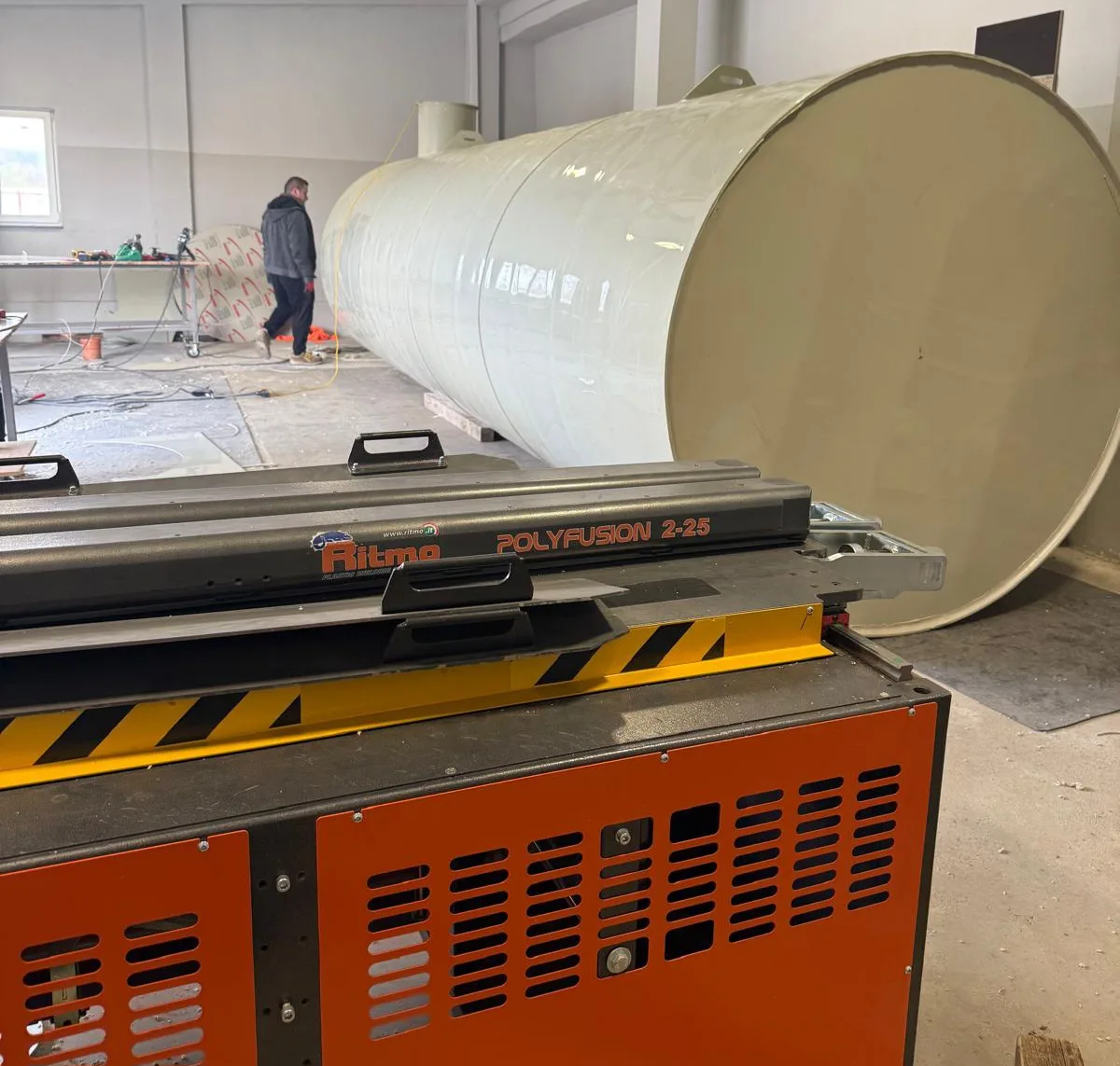 Echipament polifuzie în atelier industrial.