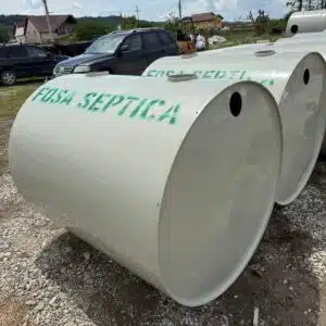 Rezervoare mari albe de fosa septică pe șantier.
