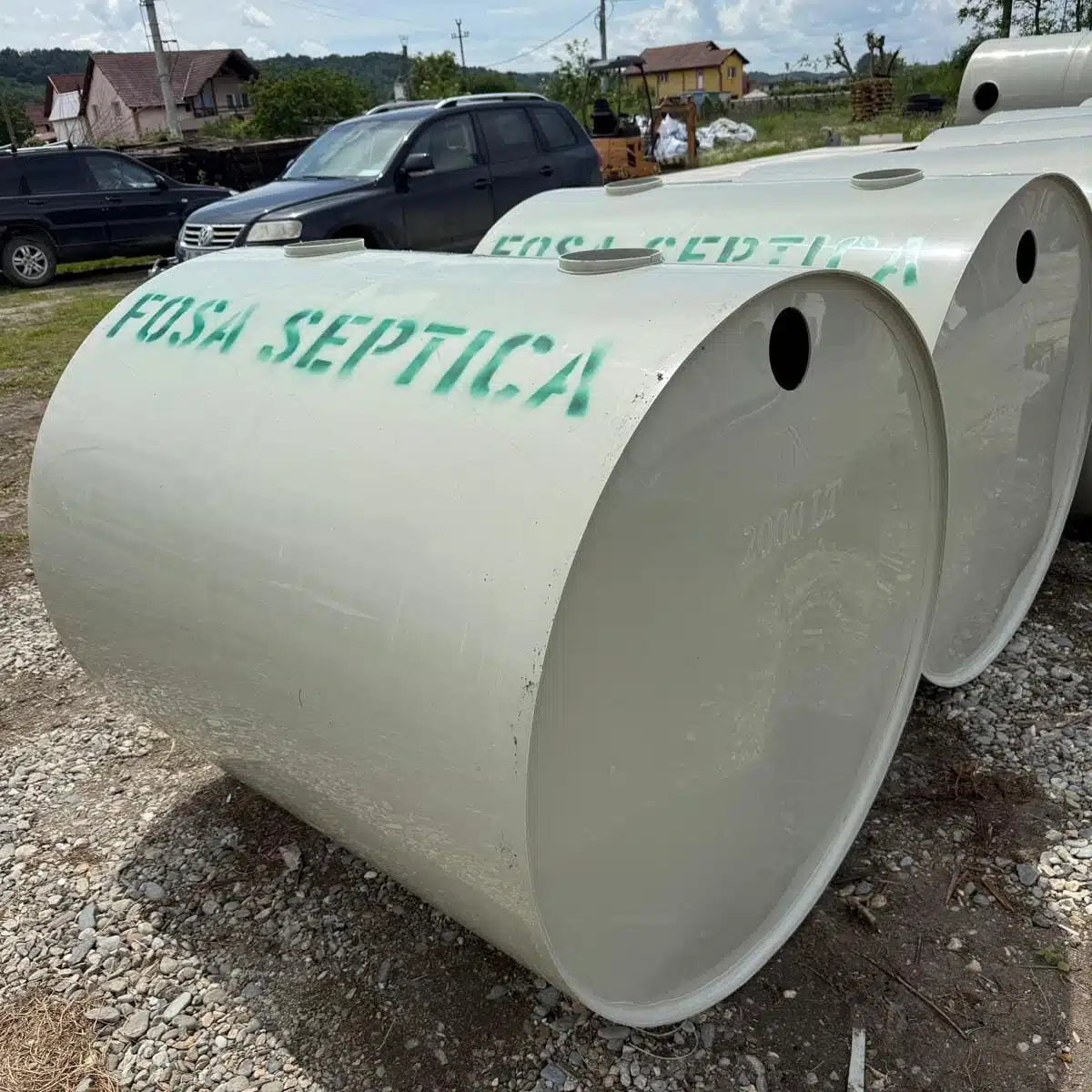 Rezervoare mari albe de fosa septică pe șantier.