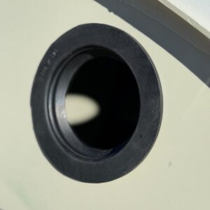 Detaliu orificiu rotund container reciclare.