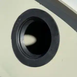 Detaliu orificiu rotund container reciclare.