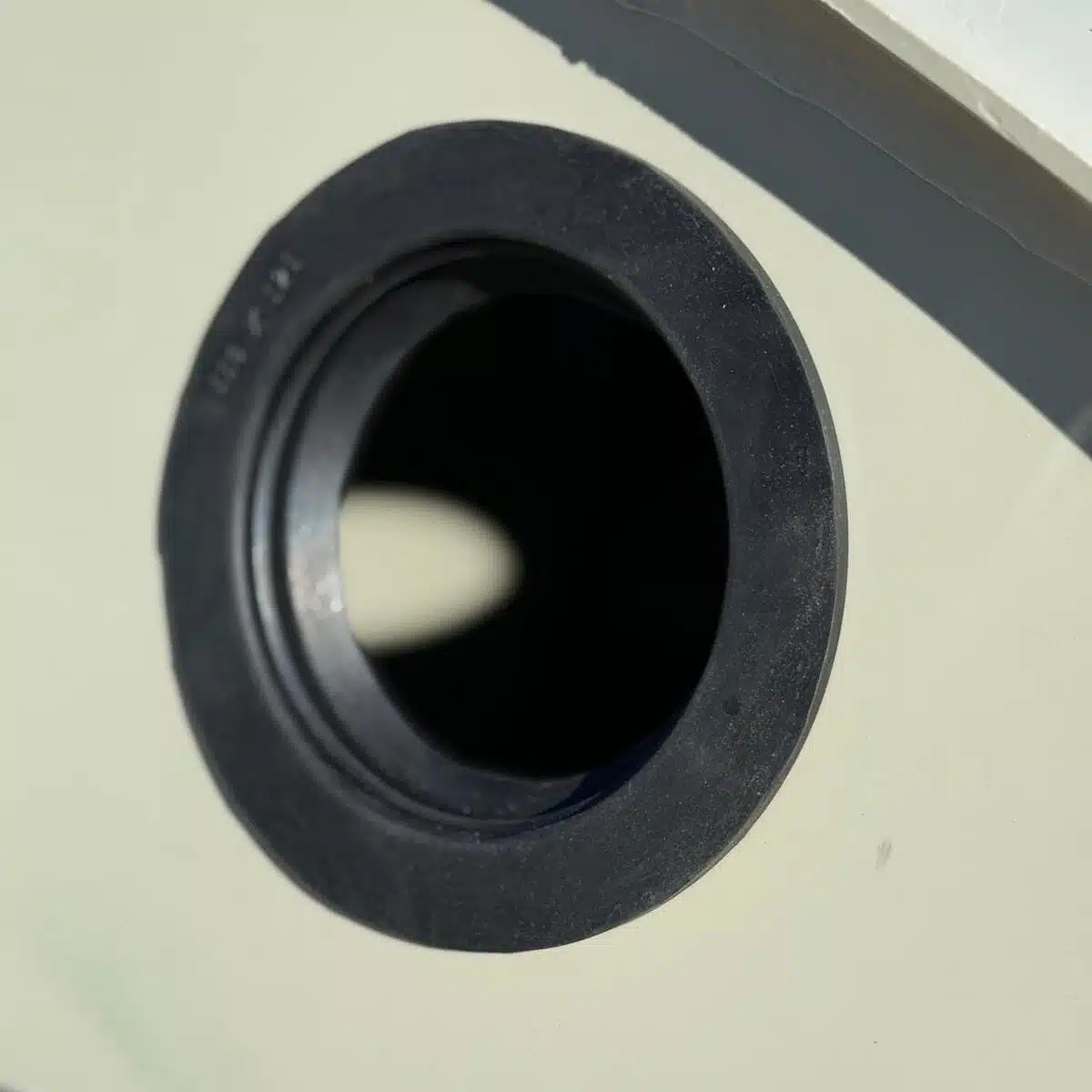 Detaliu orificiu rotund container reciclare.